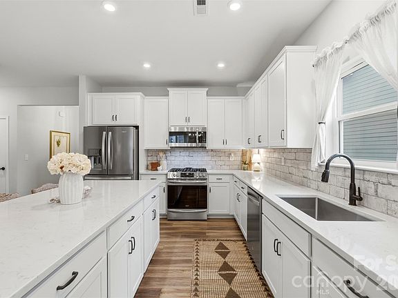3rd image of 331 Ox Bow Cir