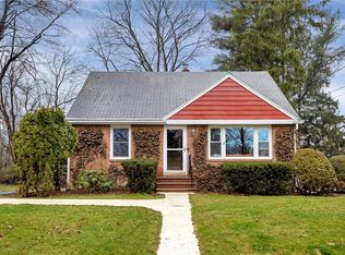 3 Briarwood Dr, Poughkeepsie, NY
