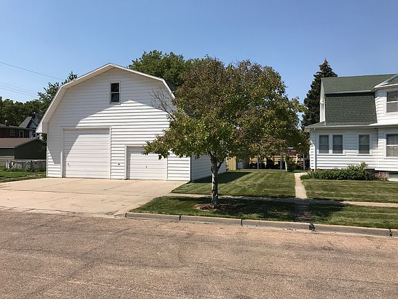 3rd image of 904 W 6th St