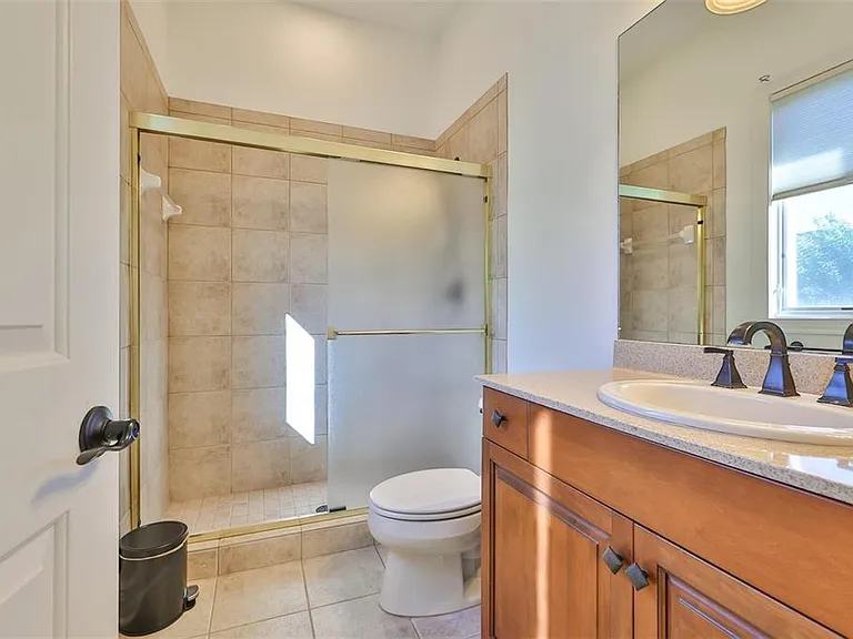 602 Saxony Blvd — Photo 29