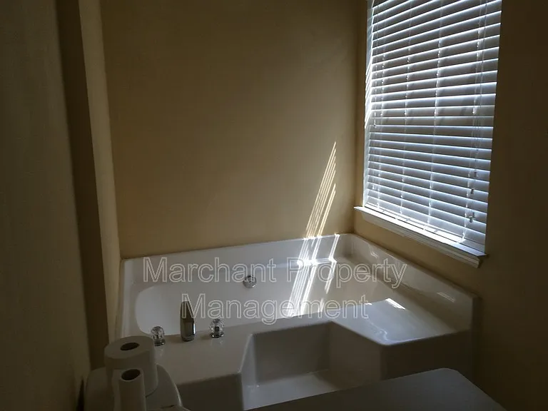 305 Londonderry Ct — Photo 13