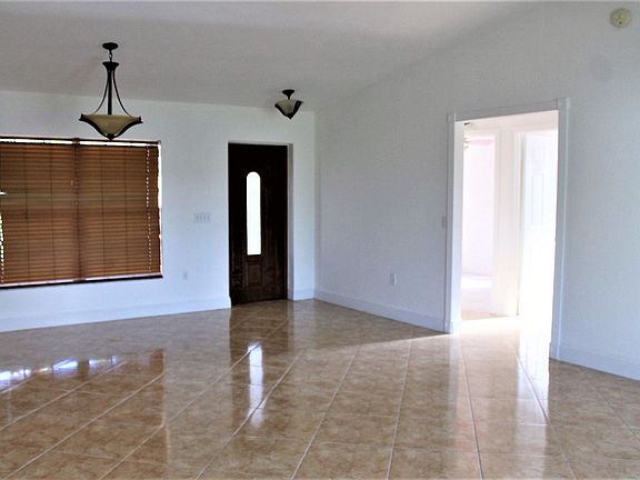2nd image of 409 W Sugarland Cir
