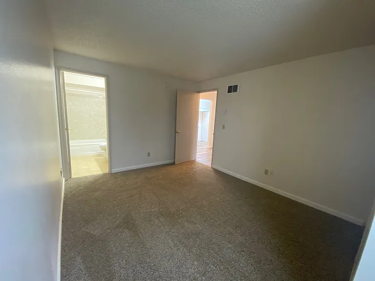 4954 Liberty Rd S — Photo 7