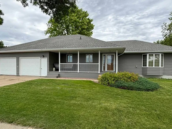 220 S Cleveland St, Lennox, SD 57039