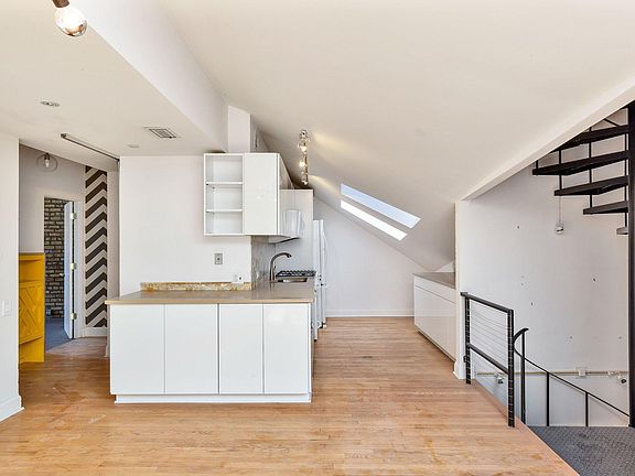 5th image of 1001 W Altgeld St APT 9