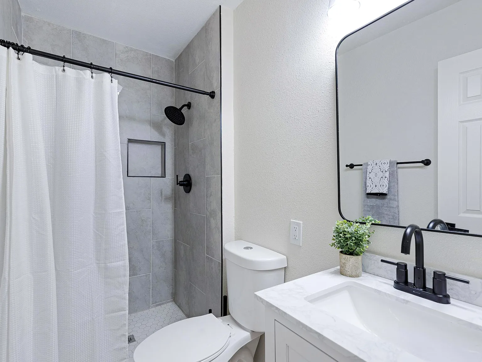 4 bed, 6.0 bath, 2500 sqft, $862 — Photo 4