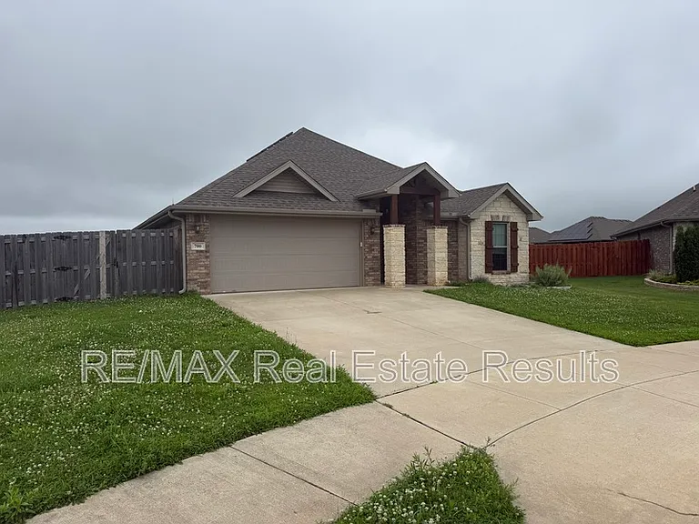 700 Gala Cir — Photo 2