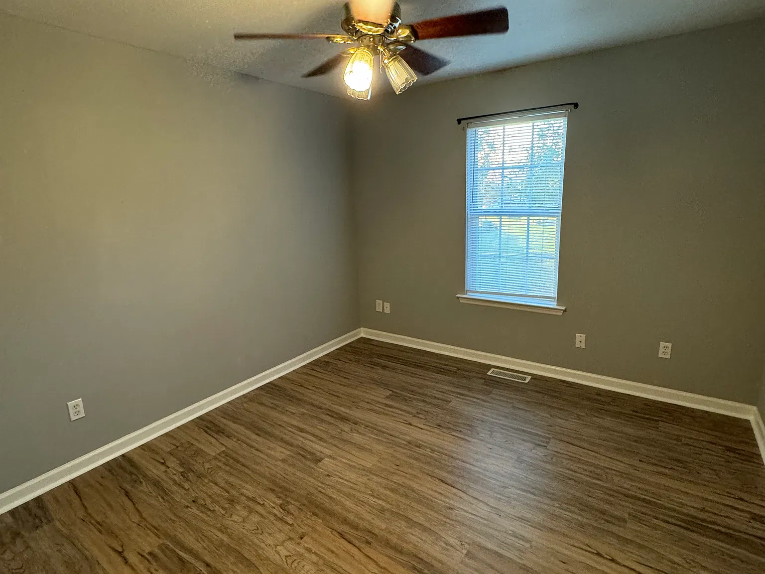 2 bed, 750 sqft, $1,300 — Photo 3