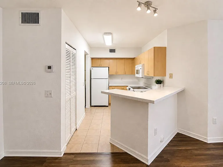 1002 Belmont Ln #1002 — Photo 7