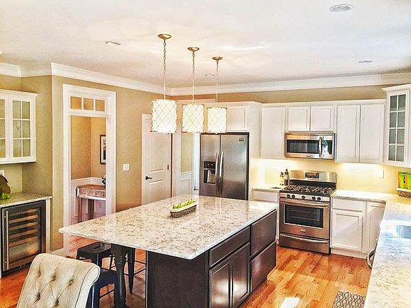 4th image of 8 Lantern Ln