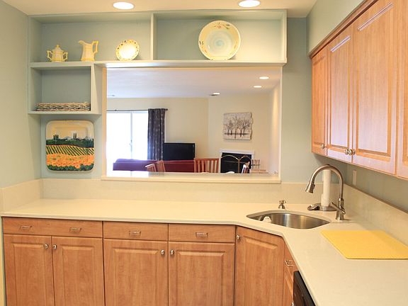 5th image of 14 Beaver Lake Ct