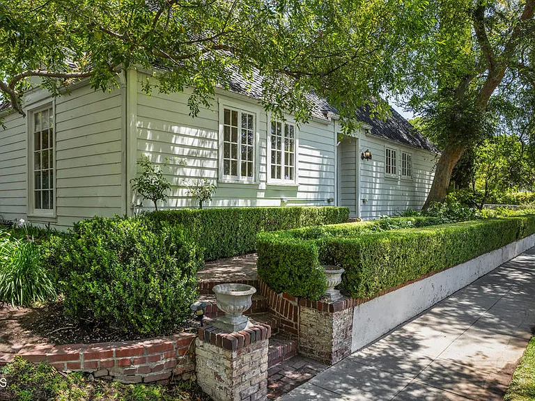 840 Victoria Dr — Photo 2