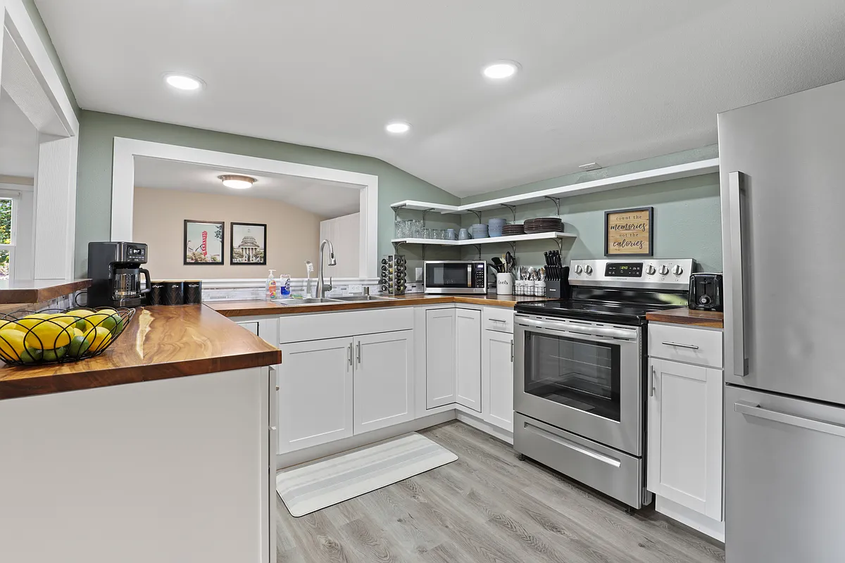 Fully stocked kitchen with drip coffee maker, blender, pots, pans, seasonings, etc. All your kitchen needs are here. - 2529 Commercial Ave #2
