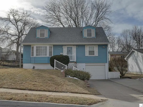 8209 Hillside Dr, Omaha, NE 68114