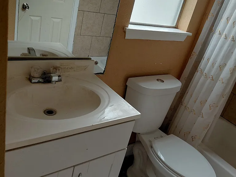 910 Green Park St — Photo 5