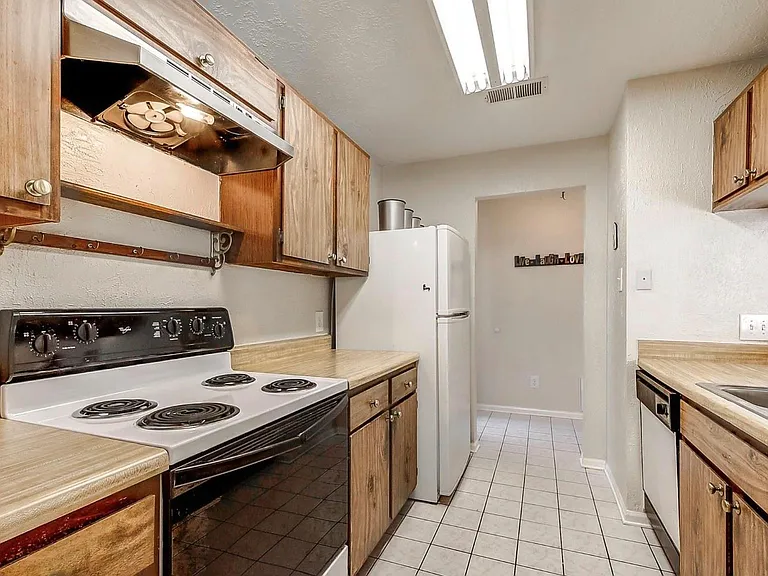 1318 Sand Stone Dr — Photo 2