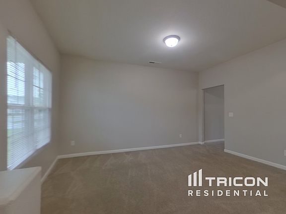 3rd image of 1401 Waylon Ave