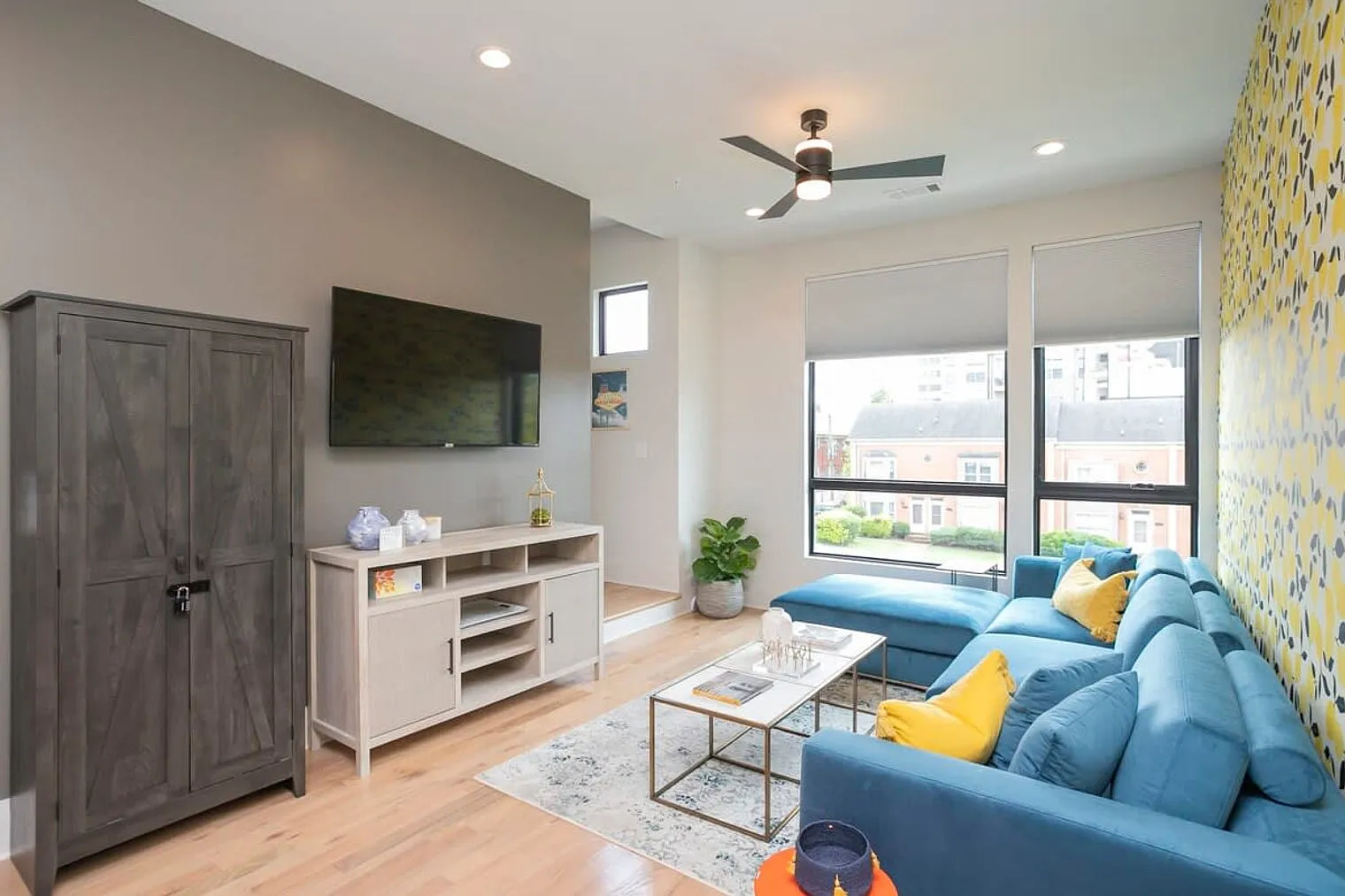 4 bed, 4.0 bath, 2389 sqft, $9,595 — Photo 3