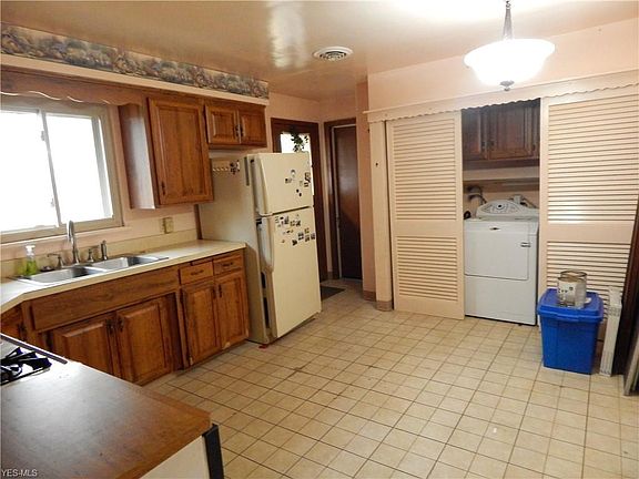 3rd image of 320 E 320th St