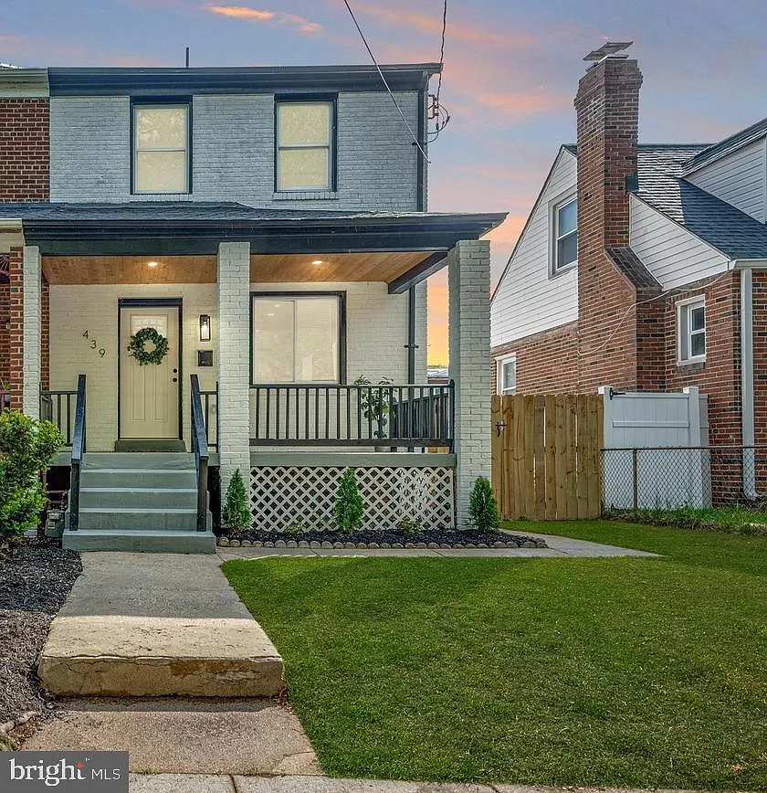 439 Newcomb St SE photo 1