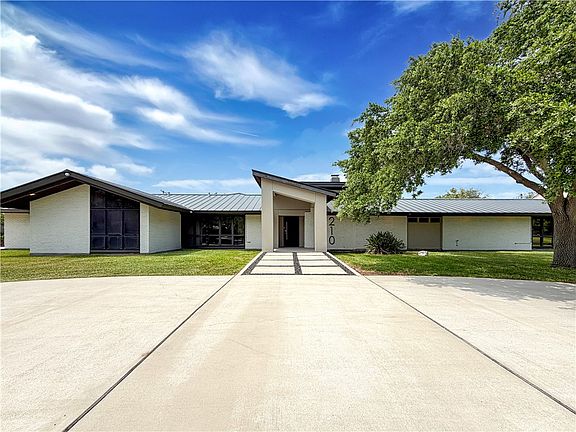 5th image of 210 Bayside Dr