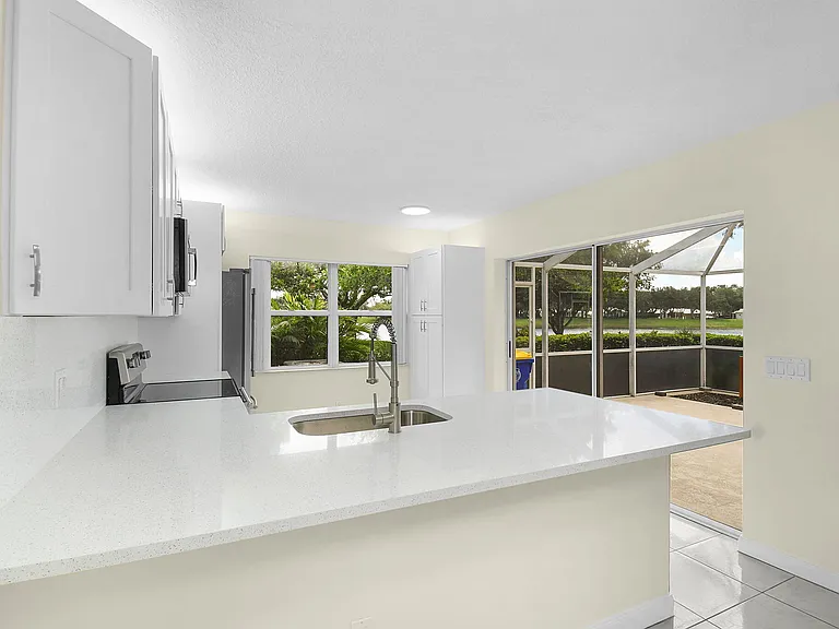 2442 SW Danbury Ln — Photo 16