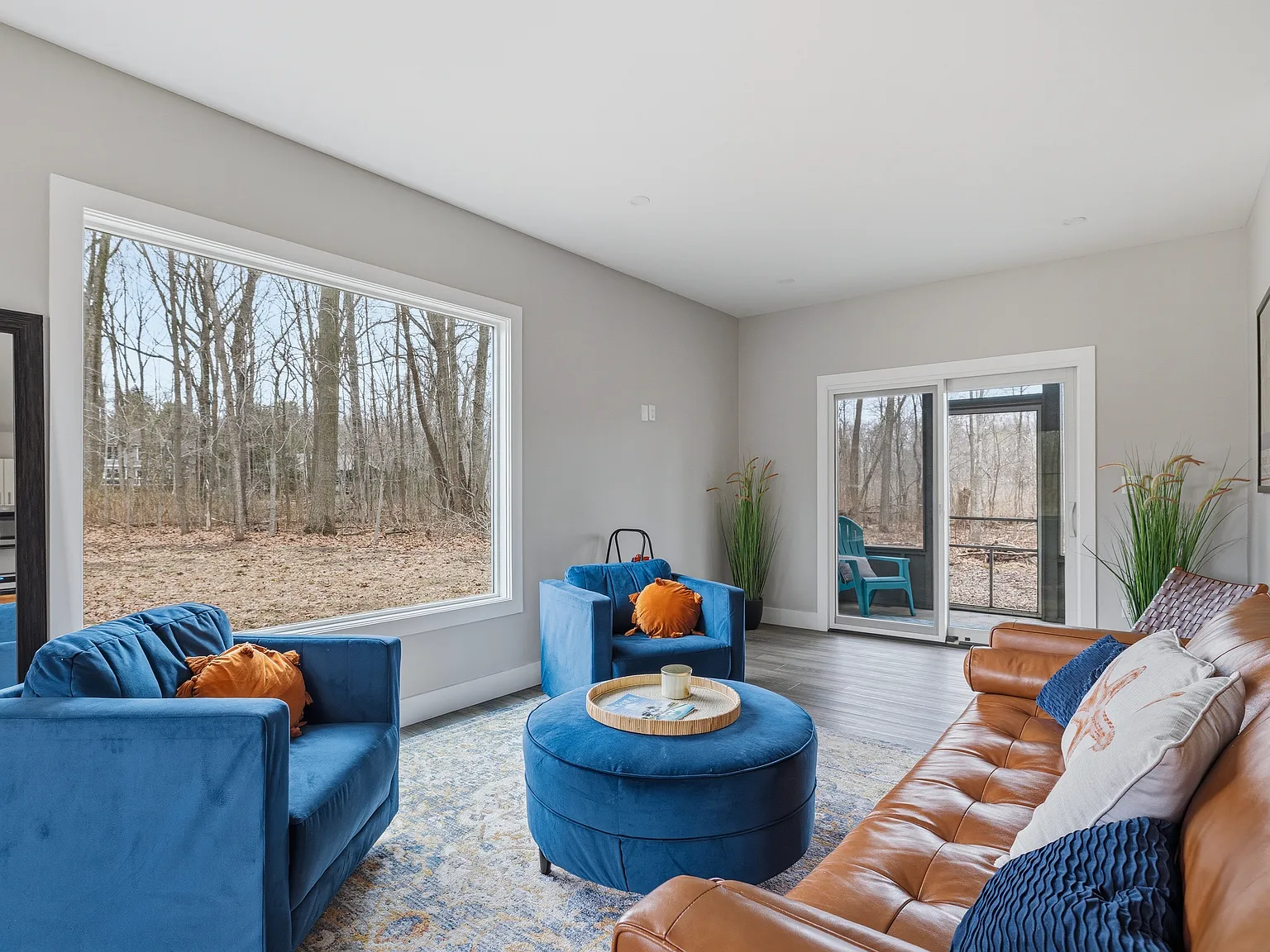 3 bed, $6,300 — Photo 2