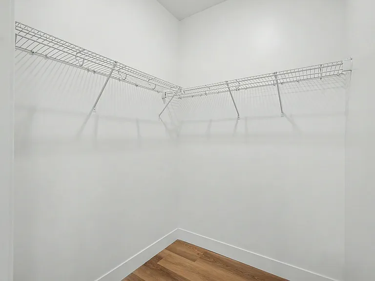 512 W Clark St — Photo 24