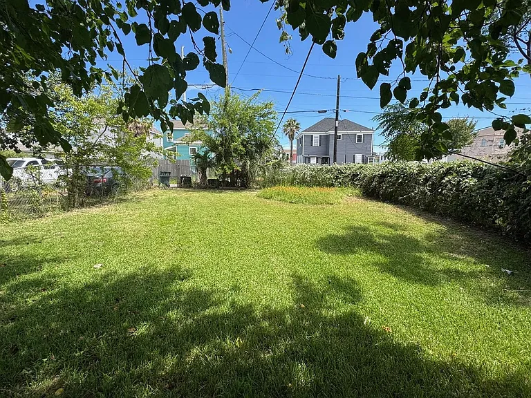 3621 Winnie St — Photo 3