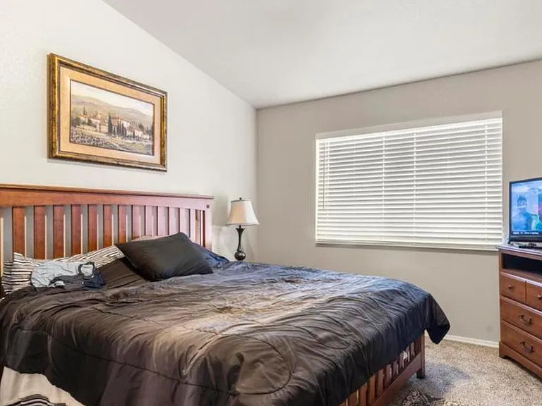 2209 Golden Gate Grv — Photo 5