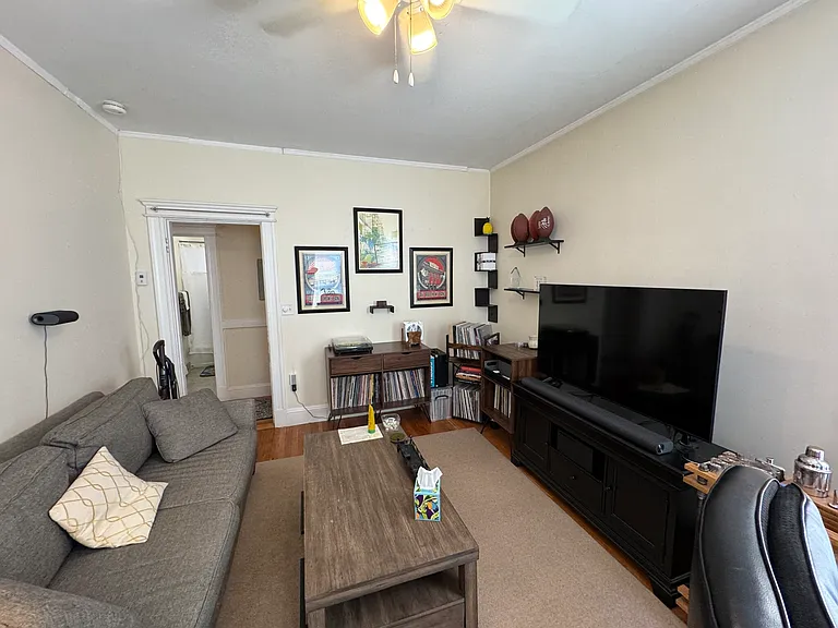 109 Strathmore Rd #6 — Photo 2