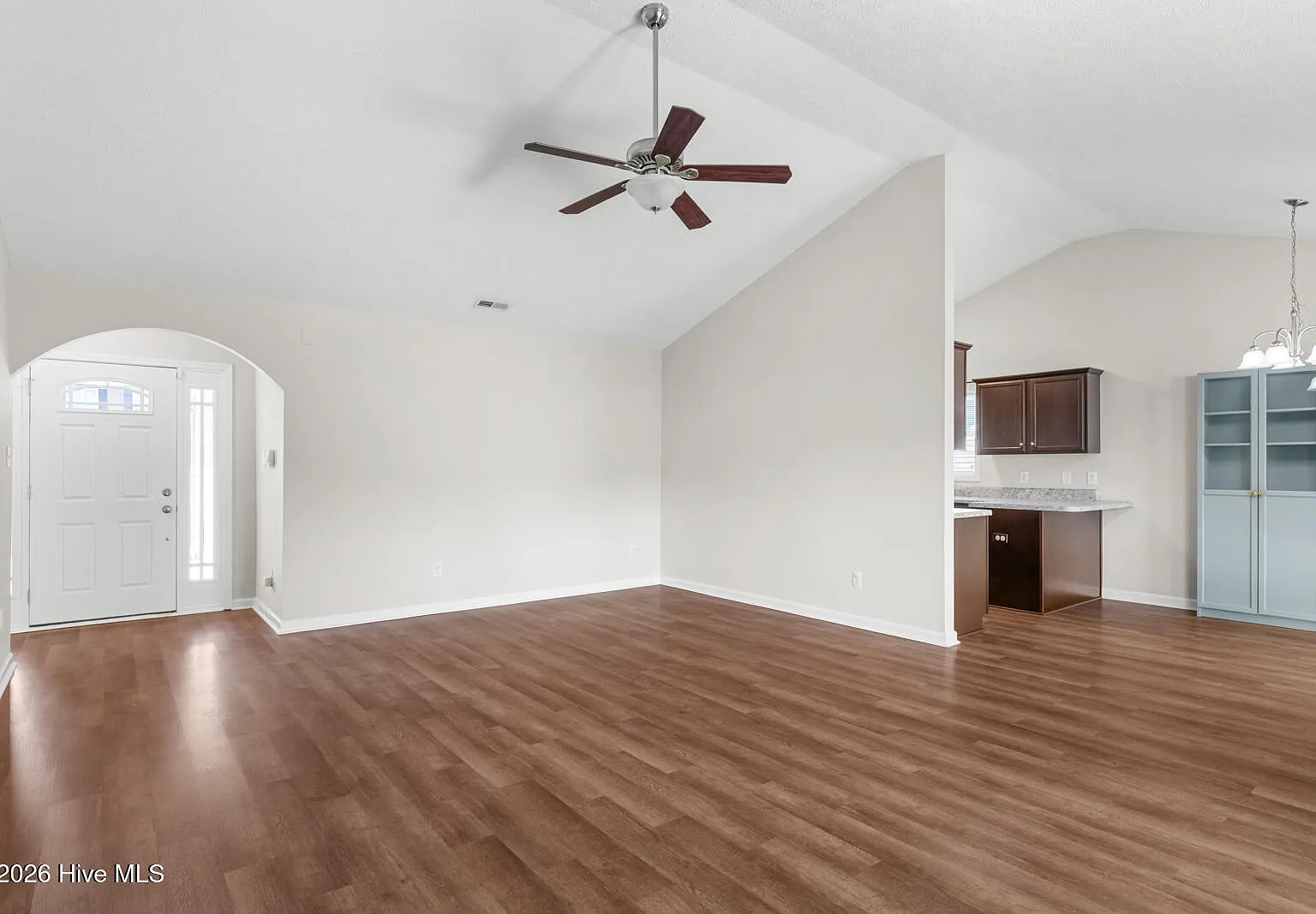 3 bed, 2.0 bath, 1350 sqft, $1,800 — Photo 4