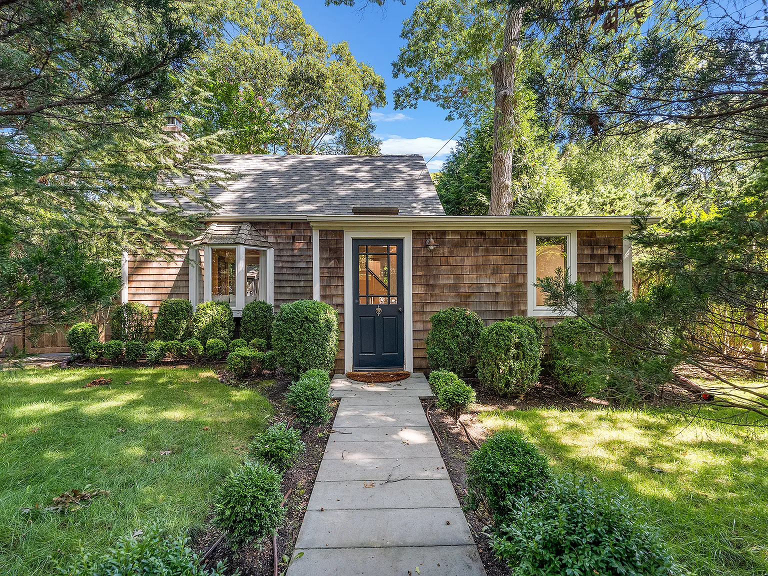 Cottage By The Bay — Photo 1