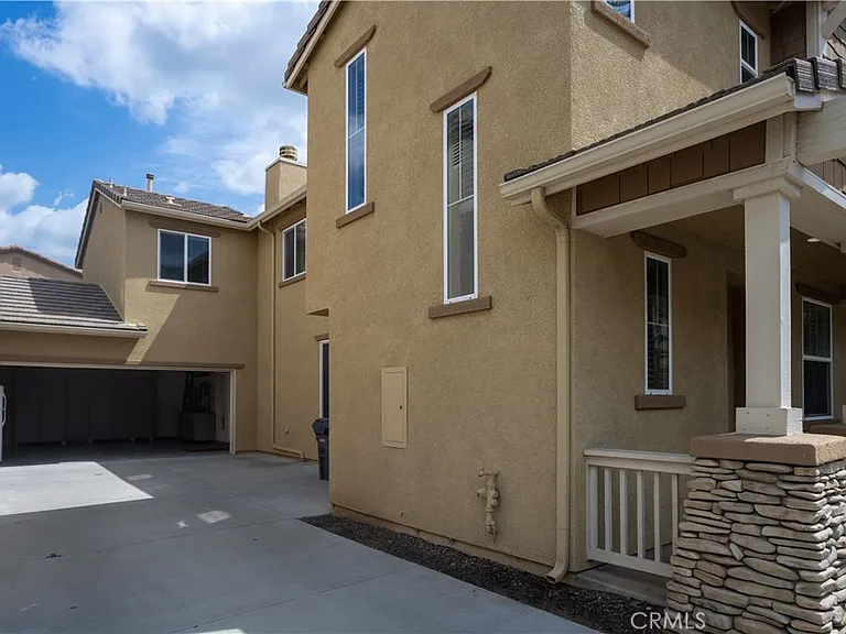 60 Crocus St — Photo 2