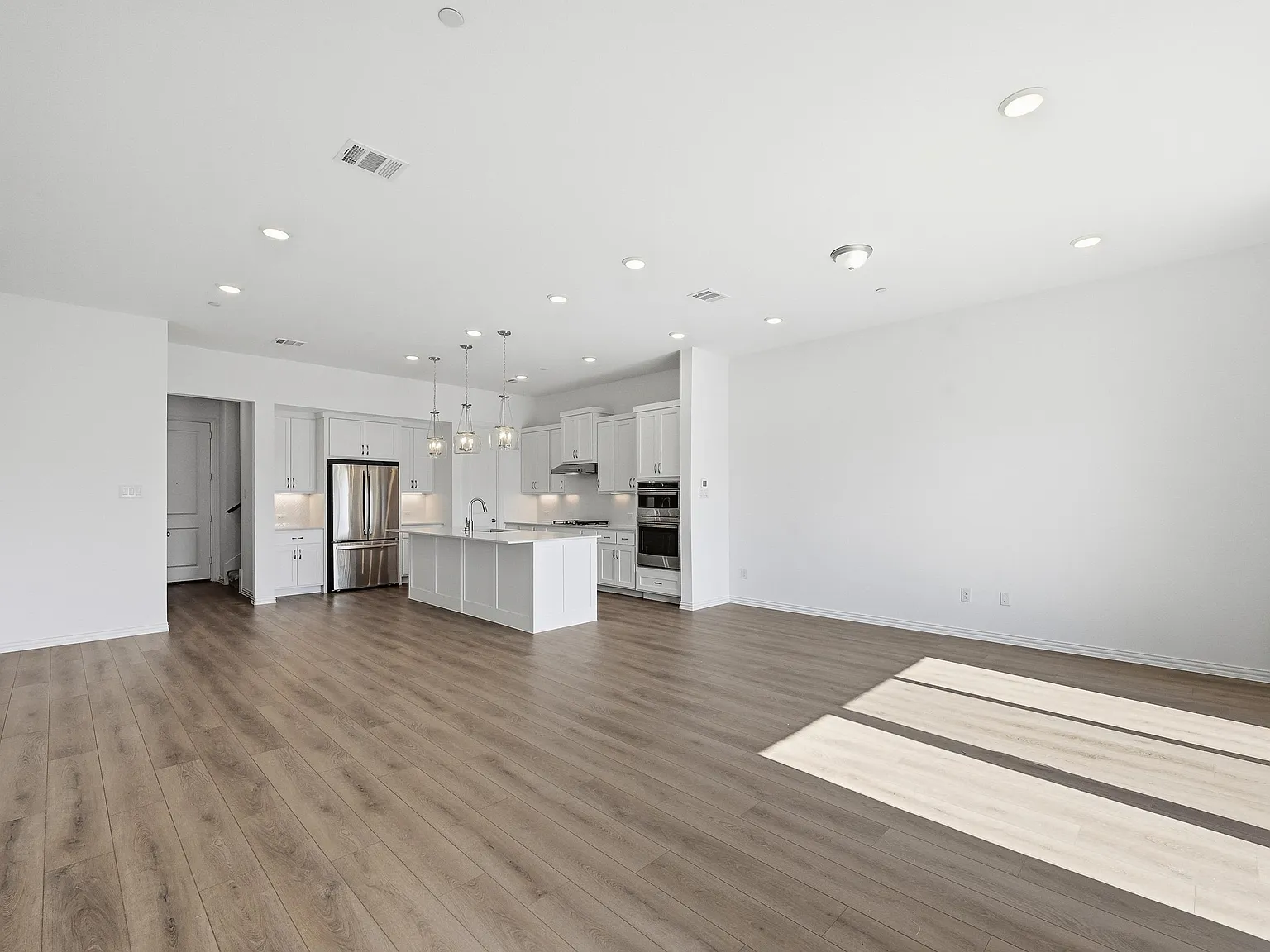 3 bed, 2.5 bath, 2057 sqft, $3,200 — Photo 3