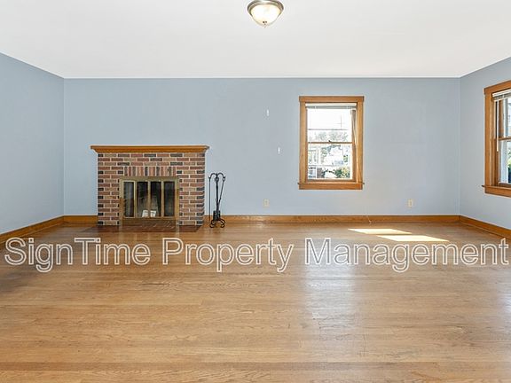 3rd image of 826 Summit Ave