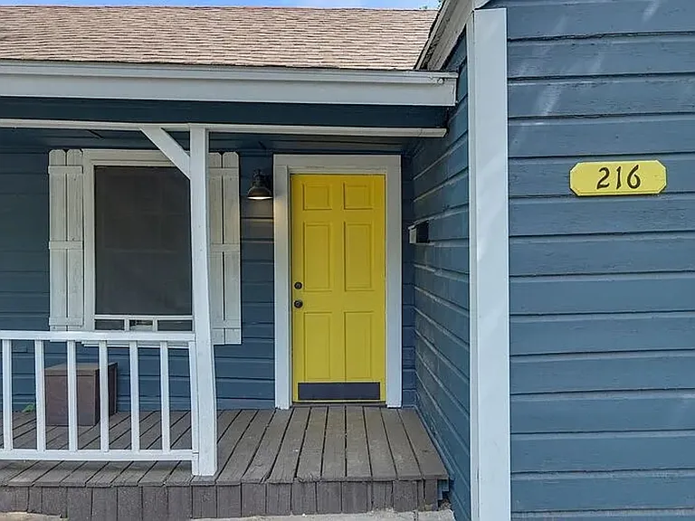 216 E Division St — Photo 2