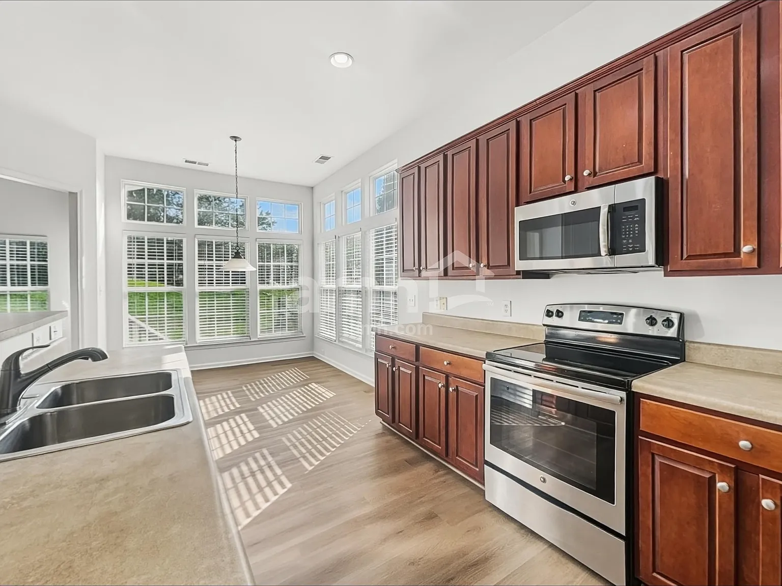 3 bed, 2.0 bath, 2818 sqft, $2,525 — Photo 4