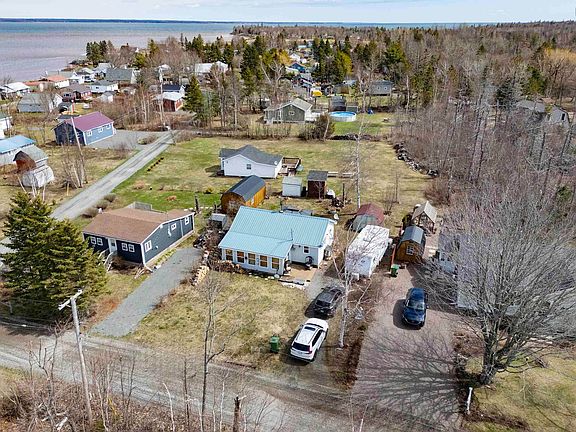3rd image of 60 Jackson Point Rd