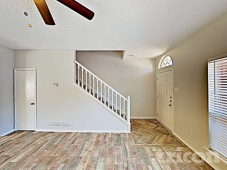 1105 Parker Ct — Photo 3