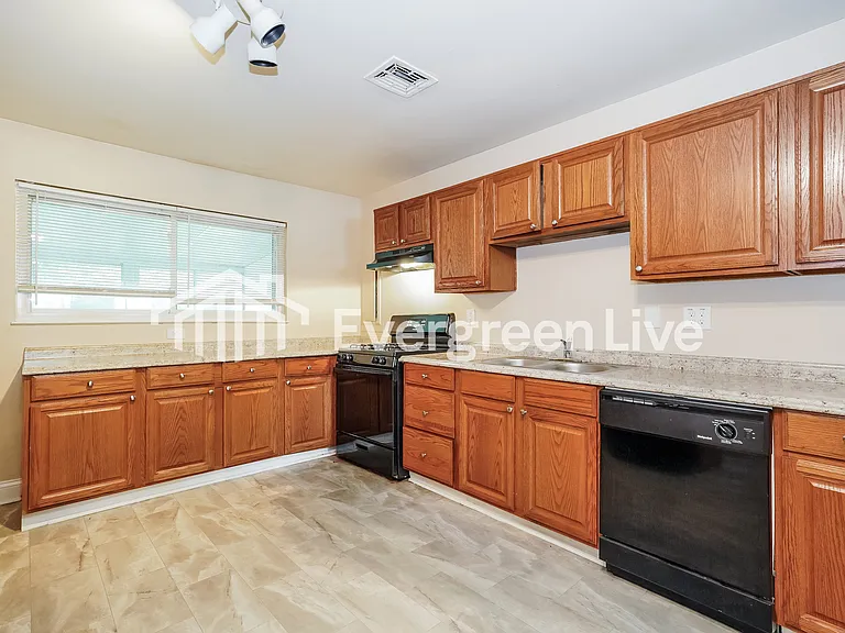 2981 Wessex Ct — Photo 6