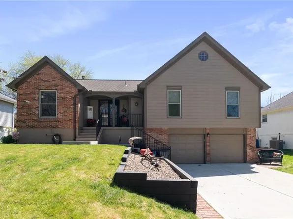 13937 S Summertree Ln, Olathe, KS 66062