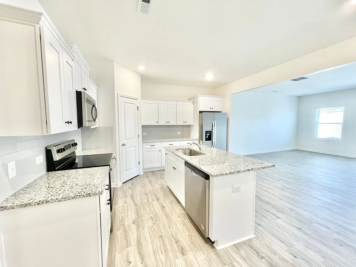 Modern 3 Bedroom Townhome in Prime Kannapolis Location - Available October Move In — Photo 2
