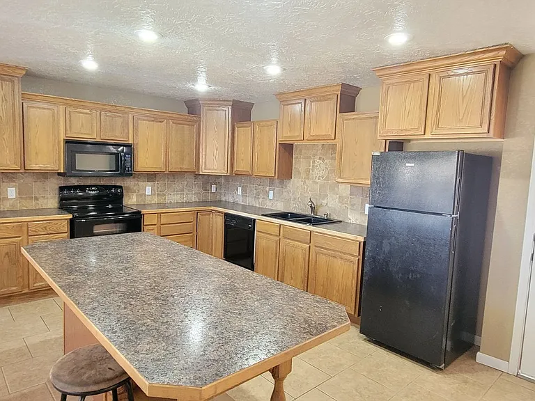 1515 S Abilene Ave — Photo 8