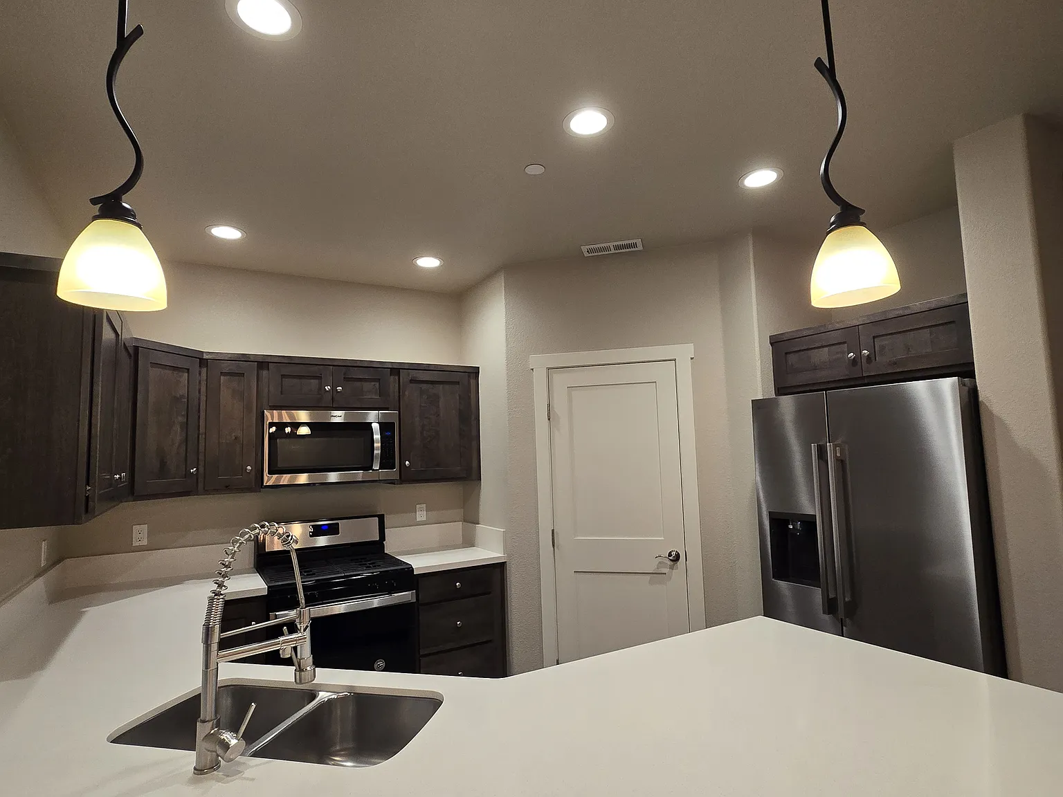 3 bed, 2.5 bath, 2420 sqft, $2,700 — Photo 3