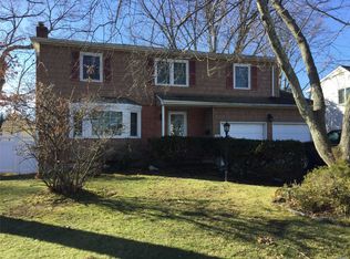 162 W 3rd St, Deer Park, NY 11729