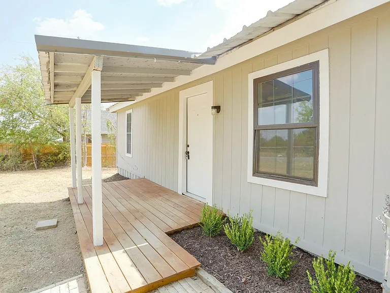 221 Porter Dr — Photo 2