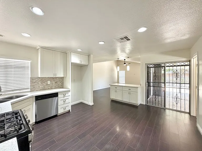 6961 Halstead Ave — Photo 7