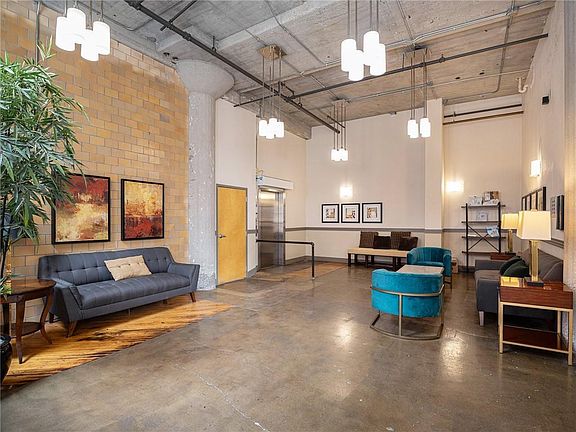 3rd image of 2029 Wyandotte St APT 211