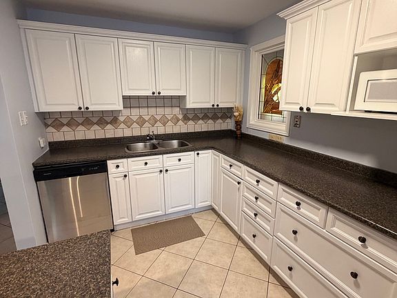 4th image of 644 Grosvenor St